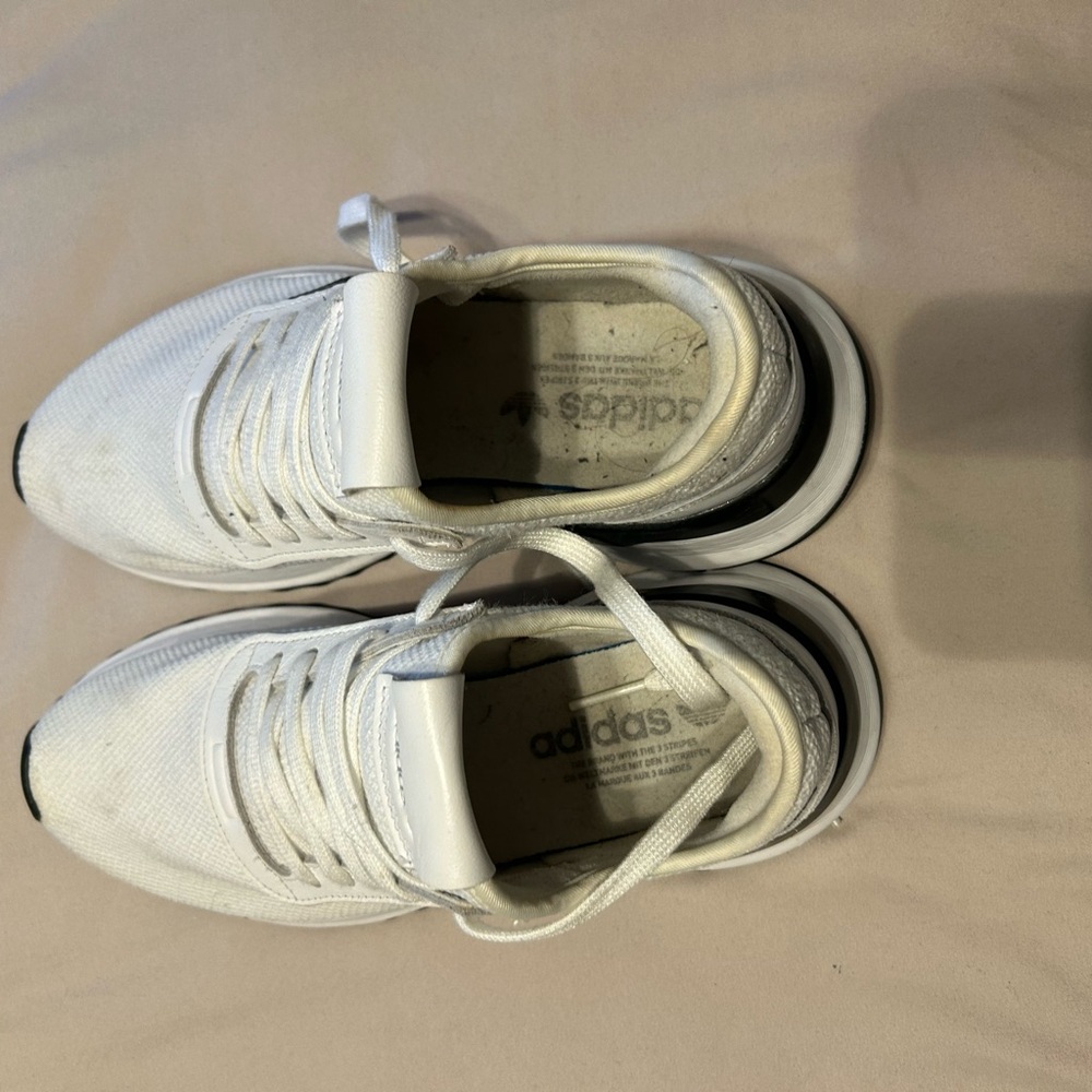 Adidas tennis shoes - Picture 4 of 6